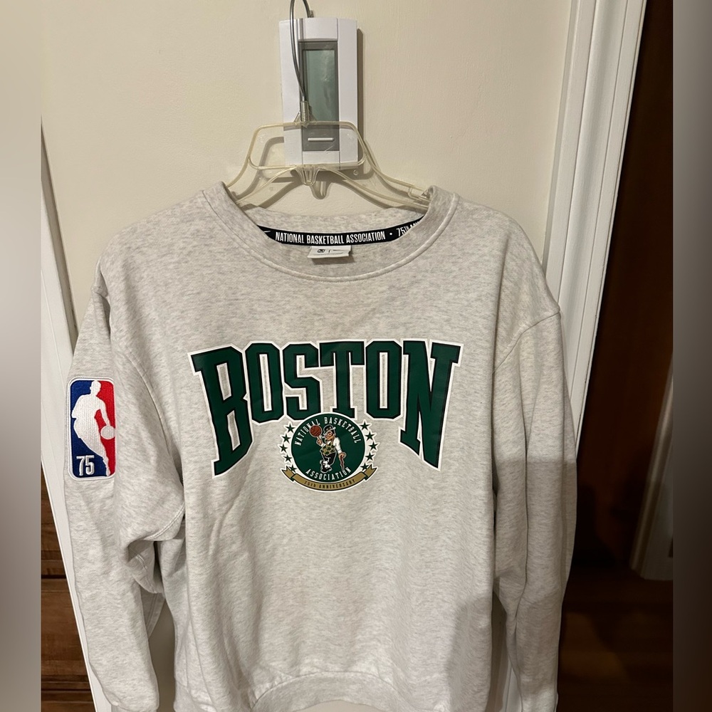 Womens Boston Celtics sweatshirt. Used condition. No rips or stains.